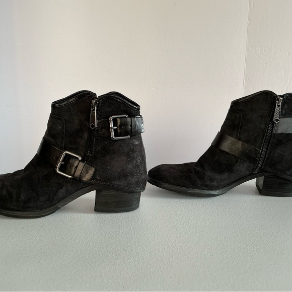 Distressed Black Suede Donald J. Pliner Women Dalis Buckle Biker Ankle Boot Sz 8 - Picture 4 of 8